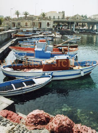 ognina_fishermen_harbor