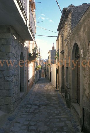 sicily_village_-_narrow_street